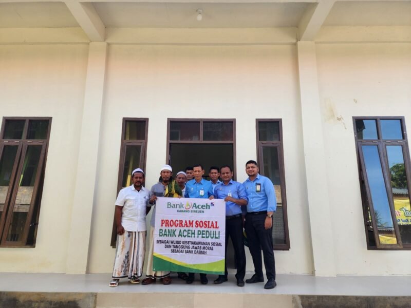 Bantuan pembangunan dapur sehat ke dayah Rauhul Mudi Al Aziziyah Jeunieb. Foto: Dok. Humas Bank Aceh