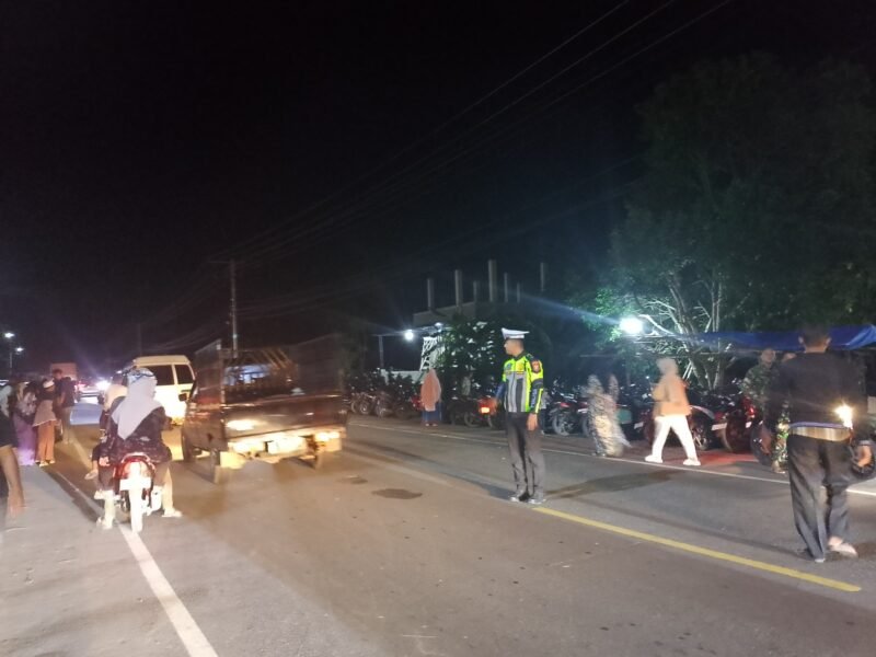 Personel Satlantas Polres Pidie Jaya sedang mengatur arus lalulintas, Arena Pasar malam, Jln. Medan - Banda Aceh , Pantai Wisata Islamic Trienggadeng, Sabtu (18/1/1015). Foto/Ms.