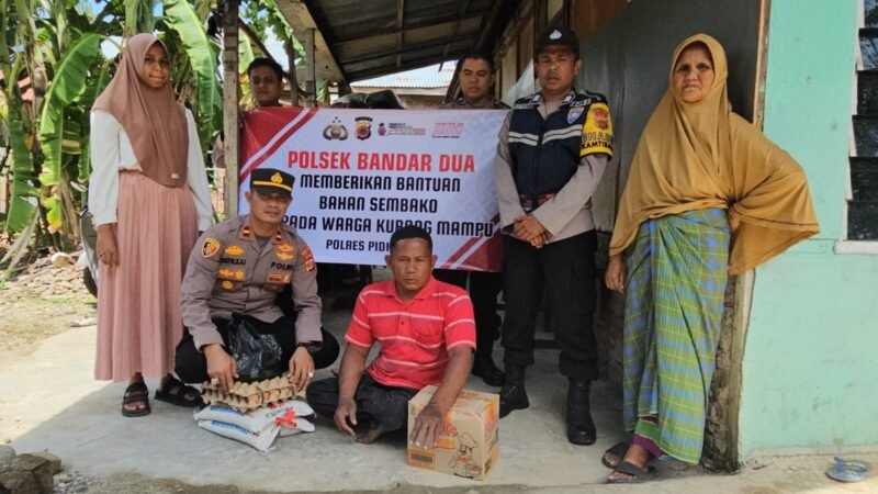 Kapolsek Bandar Baru Ipda Taufikurrahman, SH (Jongkok) Foto bersama Tgk. Darkasyi ( baju merah ) penerima sembako dalam program Polsek peduli, Senin, 20/1/2025. Foto/Ms