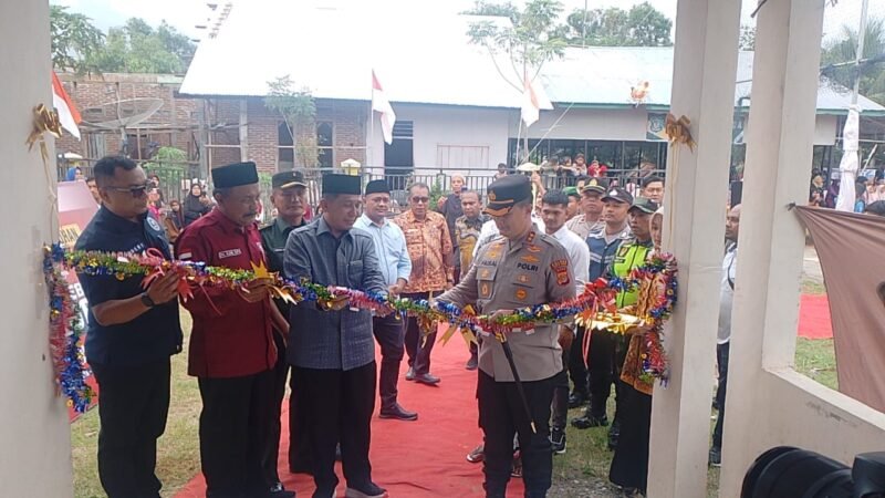 Bupati Terpilih Pidie Jaya Tgk. H. Syibral Malaysi ( tengah ) mendampingi Polres Pidie Jaya AKBP Ahmad Pasaribu dalam peresmian Gampong Bebas Narkoba, Gampong Cot , Jangka Buya. Kamis (23/1/2025). Foto/Ms