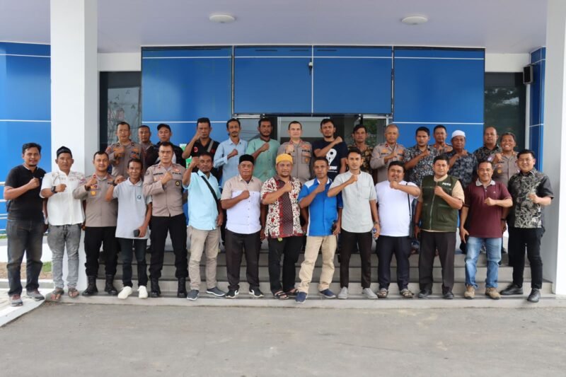 Kapolres Pidie Jaya AKBP Ahmad Pasaribu photo bersama insan pers, Gedung Satpas Polres Kota Meureudu, Jum'at (24/1/2025). Foto/Ms.