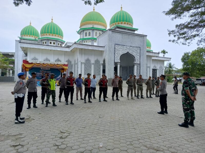 Kapolsek Meureudu Iptu Teuku Anshari, Memimpin Apel Pasukan Pengamanan Uqubat Cambuk di halaman mesjid Agung Pidie Jaya, Gampong Meunasah Lhok, Jum'at (24/1/2025).Foto/Ms