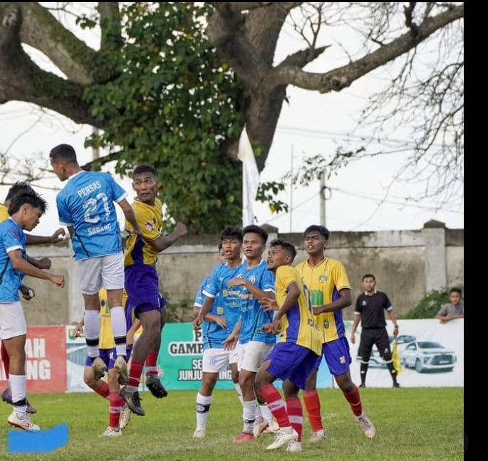 Pemain PSAB (kostum kuning-biru) dan pemain Persas Sabang (kostum biru-putih) saling berebut bola, pada laga pembuka Liga 4 Aceh, di Stadion Sabang Meraoke, Kota Sabang, Sabtu (25/1/2025) sore. Foto: Dok. PSAB