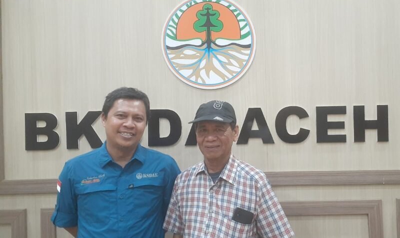Tan Alimas, anggota Aliansi Masyarakat Singkil di Banda Aceh saat berkunjung ke Balai KSDA Aceh. (Foto : Dok.NOA.co.id).
