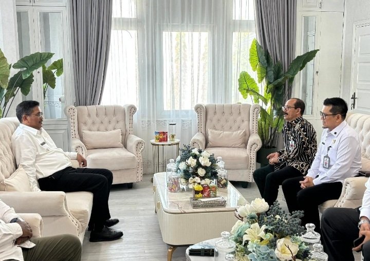 Kepala Kantor Wilayah Kementerian Hukum Aceh, Meurah Budiman (Kedua Kanan) bersama para Kepala Divisi melaksanakan kegiatan penguatan dalam rangka persiapan penilaian Indeks Reformasi Hukum di Pemerintah Kota Lhokseumawe, bertempat di ruang kerja Pj Walikota Lhokseumawe, Rabu (15/1/2025). (Foto : Humas Kanwil Kemenkum Aceh).