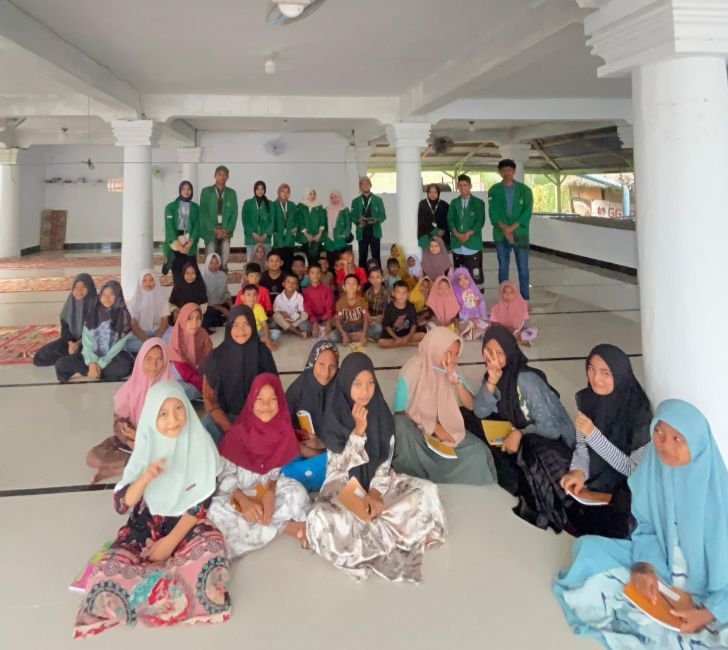 Mahasiswa Kerja Kuliah Nyata (KKN) Unimal di Musholla Gampong Blang Seunong, Kecamatan Baktiya Barat, Kabupaten Aceh Utara, Selasa (14/1/2025). Foto: Dok. M. Reza Mahdani