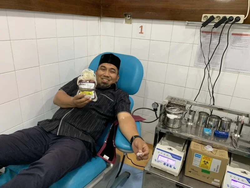 Pj Bupati Aceh Besar Muhammad Iswanto SSTP MM, melakukan donor darah, di UTD PMI Banda Aceh, Lampriet, Kota Banda Aceh, Sabtu (11/1/2025). Foto: Dok. Prokopim Pemkab Aceh Besar