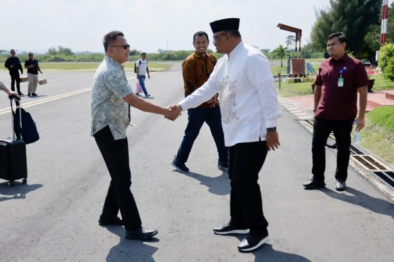 Penjabat Gubernur Aceh, Dr. H. Safrizal ZA., M.Si, menyambut kedatangan Rombongan Dewan Nasional Kawasan Ekonomi Khusus (KEK), didampingi Asisten II, Pi Wali Kota Lhokseumawe dan Pj Bupati Aceh Utara, di Bandara Malikussaleh Lhokseumawe, Jumat (10/01/2025). Foto: Dok. Prokopim Setda Aceh