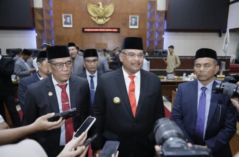 Pj Gubernur Aceh Safrizal didampingi Plt Setda Aceh mengikuti rapat  Paripurna DPRA di geudung Utama DPR Aceh, Senin. 13 Januari 2025.