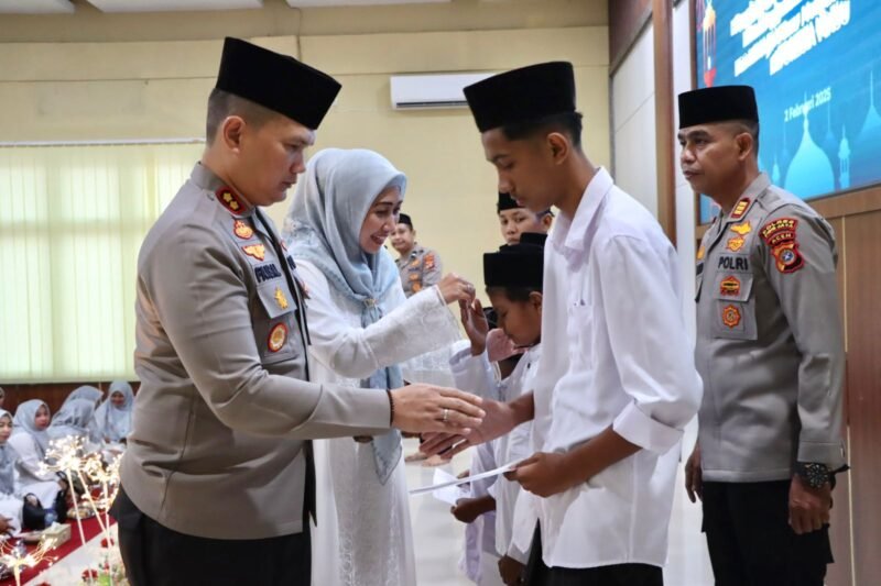 Polres Pidie Jaya, AKBP Ahmad Pasaribu, SH., S.I.K., MH., memberikan santunan kepada anak yatim dalam kegiatan Isra' Mi'raj. Mako Polres, ( Minggu, 2/2/2025). Foto/Ms