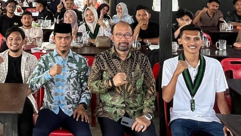 Ketua HMI cabang Aceh Besar Ardi Mansyah, S.Tp ( kiri) foto bersama Guru besar UIN Ar-Raniry, Prof. Dr. H. Syamsul Rizal, BA. M. Ag ( tengah ), Aceh Besar, (5/2/2025). Foto/Ad.