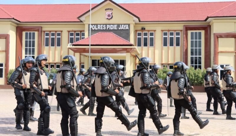 Personil Sat Samapta Polres Pidie Jaya mengelar latihan pengamanan unjuk rasa, Halaman Polres, Trienggadeng, Kamis (6/2/2025). Foto/Ms