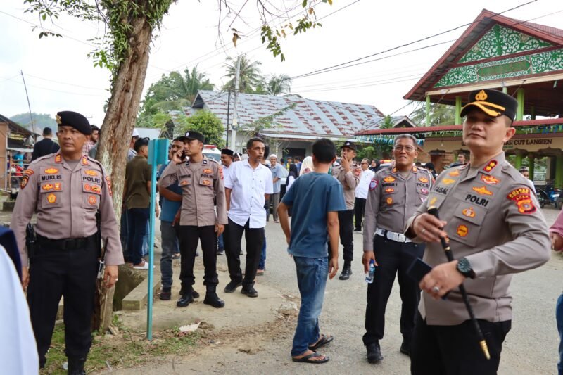 Kapolres Pidie Jaya AKBP Ahmad Pasaribu, SH., S.I.K. MH , terjun lansung memastikan keamanan dalam proses pelepasan pasung. Jum'at (7/2/2025). Foto/Ms.