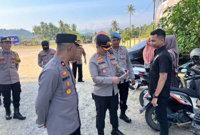 Kapolres Pidie Jaya, AKBP Ahmad Pasaribu ( tengah ) sedang memeriksa kelengkapan surat kendaraan personil. Mako polres, Trienggadeng (11/2/2025). Foto/Ms