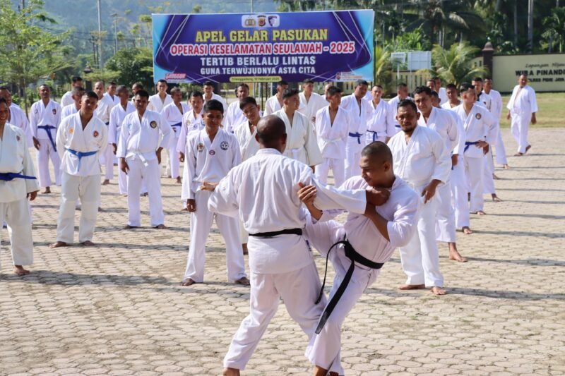 Personil Polres Pidie Jaya laksanakan latihan bela diri, Trienggadeng, Mako Polres, Rabu (12/2/2025). Foto/Ms
