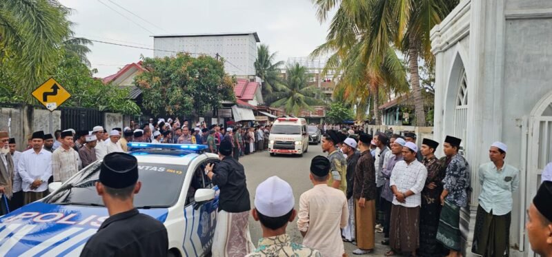 Ribuan Masyarakat Pidie Jaya  melepaskan kepergian ulama karismatik Aceh (Alm ) Abu Usman Kuta Krueng ke peristirahatan terakhir, Kamis ( 13/2/2025). Foto/Ms