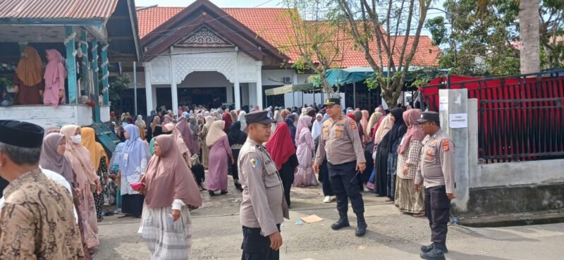 Personil Polres Pidie Jaya, Pastikan keamanan dan ketertiban bagi pelayat ke duka Alm Abu Kuta Krueng, Bandar dua (16/2/2025).Foto/Ms