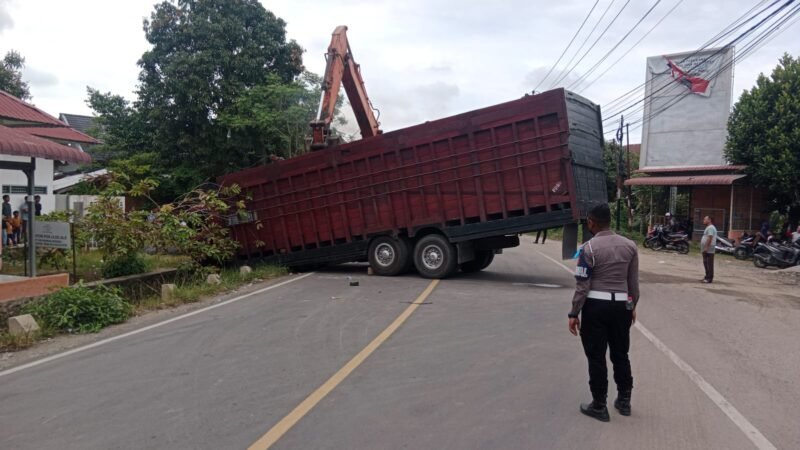 Mobil barang (Mobar) R10 jenis Mitsubishi dengan nomor polisi BL 8764 PL, terjun ke bendungan air parit , jln Medan - B. Aceh. Keude Ule Glee, Pidie Jaya. Kamis (20/2/2025). Foto/Ms