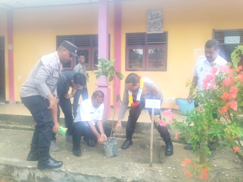 drh. Muzakir Kadis Pertanian dan Pangan Pidie Jaya ( Baju Putih/Jongkok) di temani Kapolres Pidie Jaya AKBP Ahmad Pasaribu ( berkalung Bunga ) Di SMPN 1 Trienggadeng, Rabu (26/2/2025).Foto/Ms