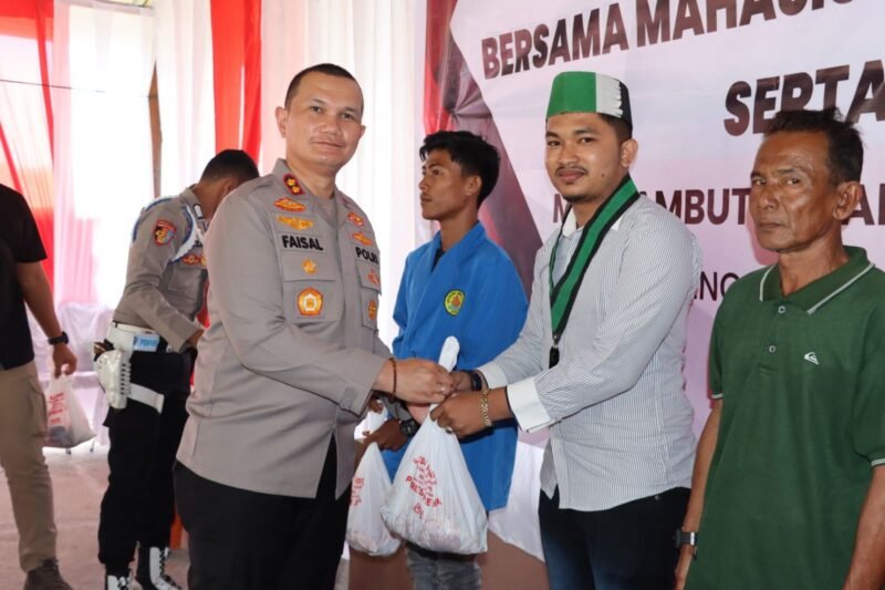 Kapolres Pidie Jaya AKBP Ahmad Pasaribu, dalam aksi Bansos Polri Presisi, Mako polres, Trienggadeng, Kamis (27/2/2025). Foto/Ms