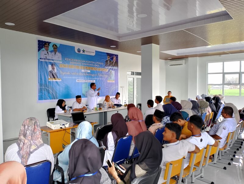 Plt Sekretaris Daerah (Sekda) Pidie Jaya, Saiful, M.Pd ( berdiri) memberi sambutan dalam pembukaan Bedah Buku Koleksi Perpustakaan Daerah. Aula Dinas Arsip dan Perpustakaan Pidie Jaya, Komplek Perkantoran Cot Trieng, Rabu (26/2/2025). Foto/R