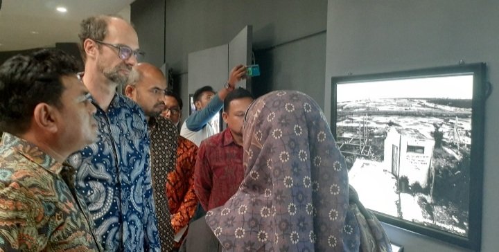 Pj Wali Kota Banda Aceh, Almuniza Kamal (Pertama Kiri) Bersama Direktur Pusat Informasi Perserikatan Bangsa-Bangsa (UNIC) Miklos Gaspar (Kedua kiri) saat melihat pameran foto permanen mengenang ketangguhan masyarakat Aceh di Museum Tsunami, Banda Aceh, Kamis (6/2/2025). (Foto : Farid Ismullah/AcehReal.com).