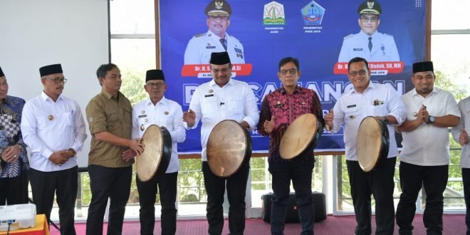 Pj. Gubernur Aceh, Dr. H. Safrizal ZA, M. Si, didampingi, Plt. Sekda Aceh, Drs. Muhammad Diwarsyah, M.Si, Pj. Bupati Pidie Jaya, Dr. H. T. Ahmad Dadek, SH, MH, dan Pj. Bupati/Walikota lainnya, menabuh rapai bersama pada acara Pencanangan Aceh Eliminasi Pasung, di Pendopo Bupati Pidie Jaya, Jum'at (7/2/2025). Foto: Dok. Humas Provinsi Aceh.