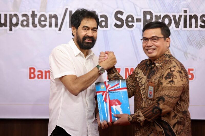 Gubernur Muzakir Manaf Serahkan Laporan Keuangan ke BPK-RI Perwakilan Aceh. Foto: Dok. Prokopim Setda Aceh