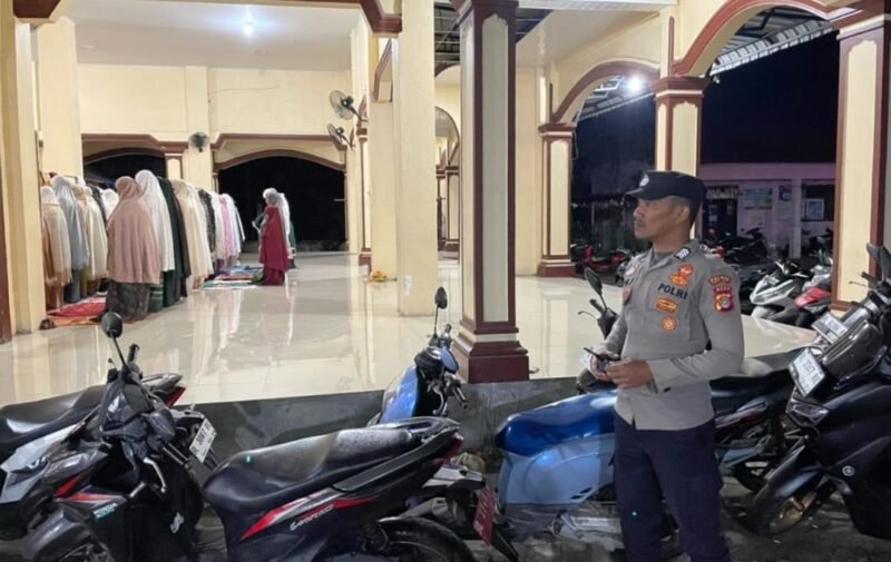 Personil Polres Pidie Jaya Menjaga keamanan dan kenyamanan bagi Jama'ah shalat taraweh. Taraweh perdana Jum'at (28/2/2025).Foto/Ms