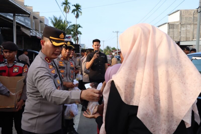 Kapolres Pidie Jaya AKBP Ahmad Pasaribu, SH. S.I.K. MH, dalam kegiatan bagi bagi Ta'jil Berbuka kepada pengguna jalan, Meureudu, (04/3/2025).Foto/Ms
