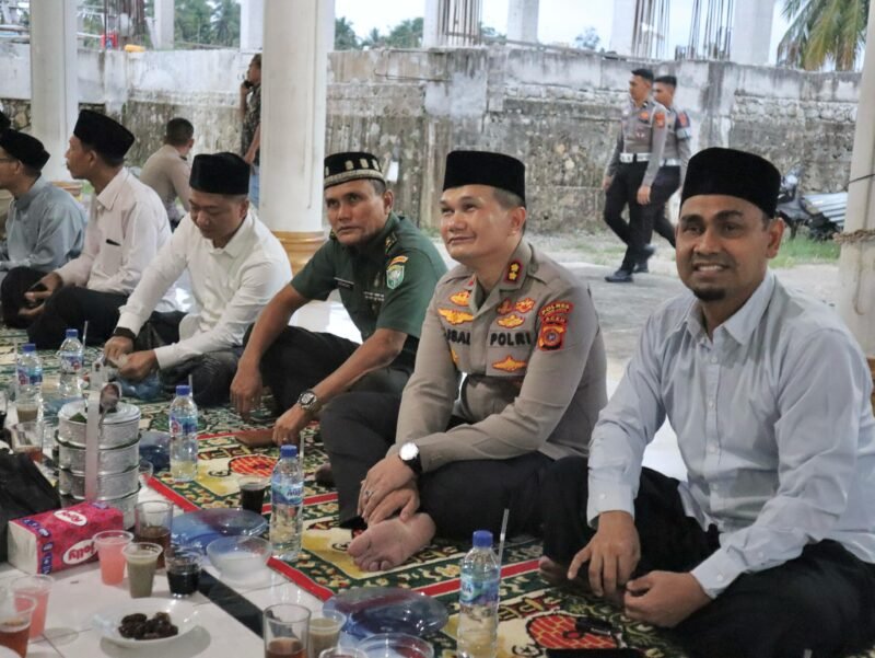 Forkompinda Pidie Jaya dalam kegiatan safari Ramadhan di mesjid Baitul ikhlas Cot Geureuto Gampong Pulo Ulim, Kamis (06/03/2025).Foto/Ms