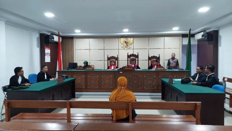 Mantan Kepsek SMPN 1 Bandar Dua Pidie Jaya, Menjalin sidang putusan di pengadilan tindak pidana Tipikor Banda Aceh, Jum'at (14/3/2025). Foto/Dok 
