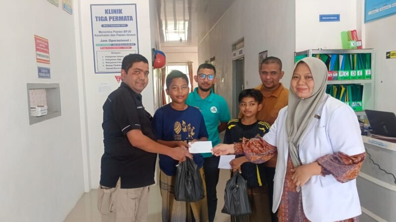 Aipda Joni Rahmat ( baju hitam) foto bersama peserta sunat di klinik permata paru,  turut di dampingi dr. Arnita, Minggu ( 16/3/2025). Foto/Dok