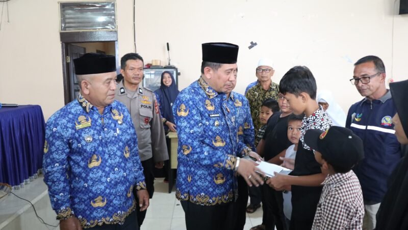 H. Syibral Malasyi, MA. S.Sos. ME, Bupati Pidie Jaya memberikan santunan kepada Anak yatim Piatu, Pidie Jaya, Senin (17/3/2025). Foto/Dok