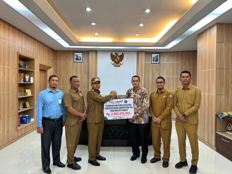 Bupati Pidie Jaya, Tgk. H. Syibral Malasyi, MA. S.Sos. ME , menerima Deviden dari Bank Aceh sebesar 2,5 M. Selasa (18/3/2025).Foto/Dok 