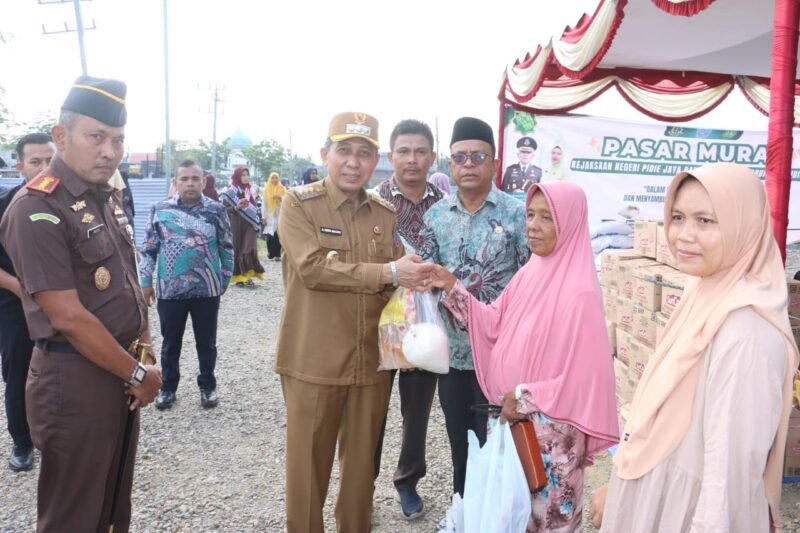 Bupati Pidie Jaya, Tgk. H. Syibral Malasyi, MA. S.Sos, ME, dalam kegiatan Pasar Murah , Halaman Kantor Kejaksaan Negeri Pidie Jaya, Ulim (20/3/2025).Foto/Dok