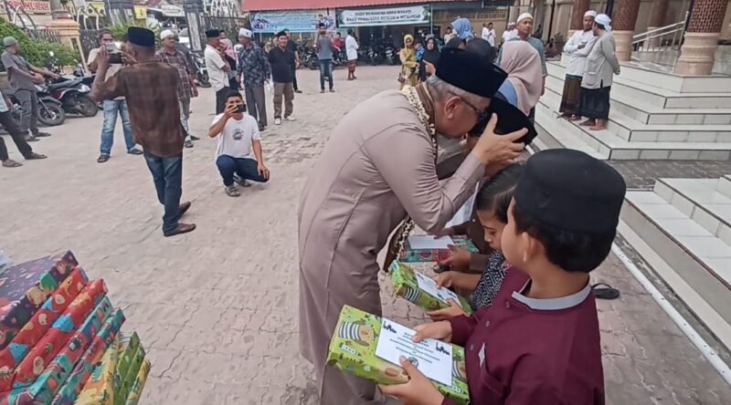 Pemerintah Gampong Keude Baroe dan Gampong Meunasah Teungoh, santuni anak yatim dan buka puasa bersama, Mesjid Baituirrrahim Lhok Nibong, Senin (24/3/2025).Foto/Dok