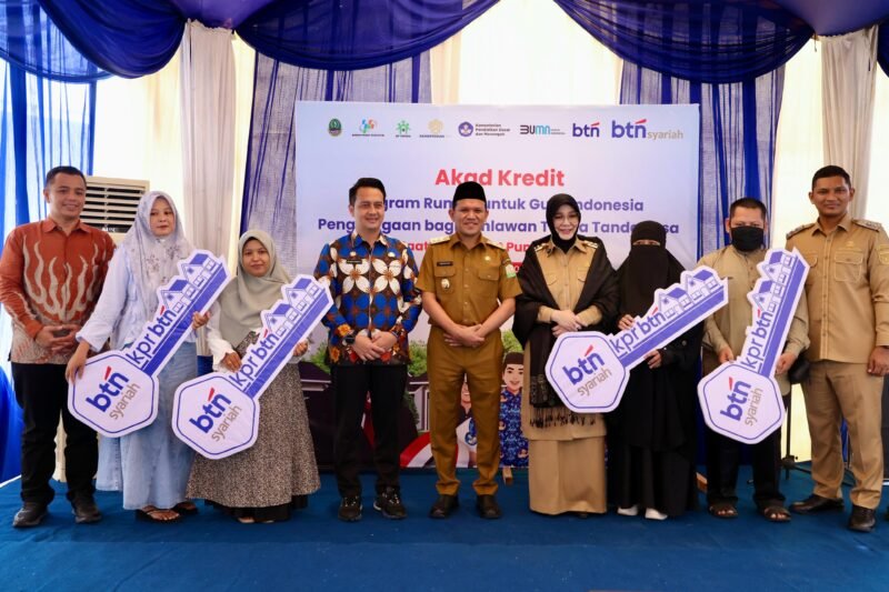 Wakil Gubernur Aceh, Fadhlullah, S.E., menyerahkan secara simbolis kunci rumah subsidi untuk guru, sekaligus mengikuti secara virtual Peluncuran serah terima kunci program rumah subsidi untuk guru bersama Menteri Perumahan Kawasan Pemukiman dan Menteri Pendidikan Dasar dan Menengah, di Kantor BTN Syariah Banda Aceh, Selasa, (25/3/2025).