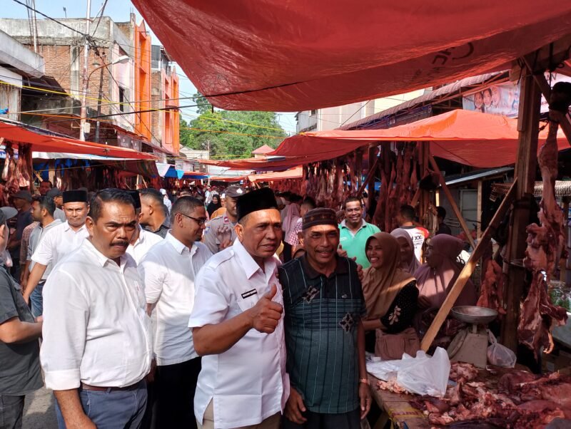 Wakil Bupati Pidie Jaya, Hasan Basri, ST. MM bersua Foto dengan masyarakat di pasar Kecamatan Bandar Dua, Sabtu (30/3/2025). Foto/R
