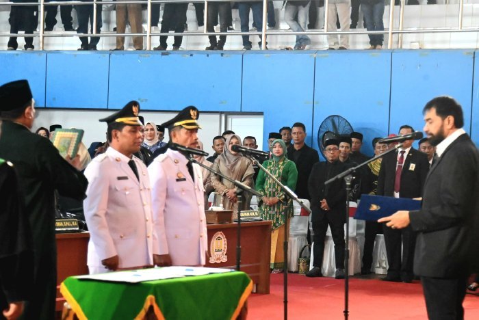 Gubernur Aceh, Muzakir Manaf (Mualem) melantik Syech Muharram Idris dan Syukuri A Jalil sebagai Bupati dan Wakil Bupati Aceh Besar periode 2025-2030 di Gedung JSC, Kota Jantho, Aceh Besar, Rabu (13/2/2025). Foto: Dok. MC Aceh Besar