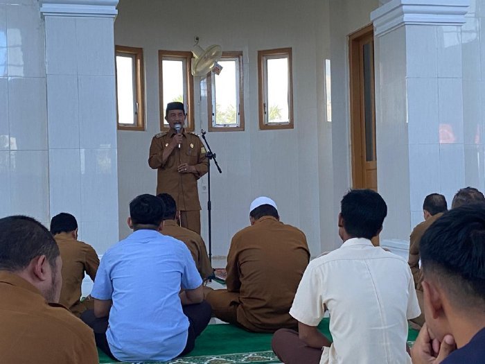 Wakil Bupati Aceh Besar Drs H Syukri mengisi ceramah Kuliah Tujuh Menit (Kultum) usai shalat Dhuhur di Mushalla Ar-Rahman, komplek Kantor Bupati Aceh Besar, Kota Jantho, Senin (3/3/2025). Foto: Dok. MC ACEH BESAR