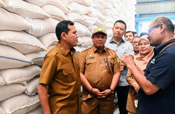 Wakil Gubernur Aceh, Fadhlullah SE, bersama Plt Sekretaris Daerah (Sekda) Aceh Besar, Bahrul Jamil, S.Sos., M.Si, turun langsung ke lapangan untuk memastikan ketersediaan stok beras. Didampingi tim Satgas Pangan Aceh, mereka meninjau Gudang Bulog Lambaro di Kecamatan Ingin Jaya, Aceh Besar, pada Selasa (25/2/2025). Foto: Dok. MC Aceh Besar.