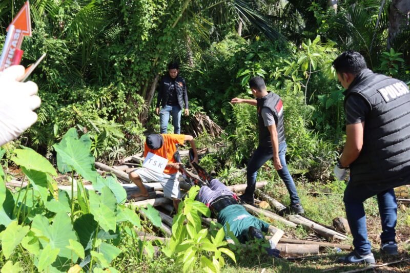 Satreskrim Polres Pidie Jaya sedang melakukan Rekonstruksi pembunuhan yang terjadi di Gampong Muko baroeh , kecamatan Bandar Dua , Pidie Jaya. Kamis (17/4/2025).Foto:Dok/ Humas Polres Pidie Jaya.