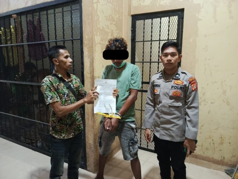 Salah satu tersangka pencurian di amankan oleh personil Polres Pidie Jaya, Meureudu, Jum'at (18/4/2025).Foto:Dok/Humas Polres Pidie Jaya.