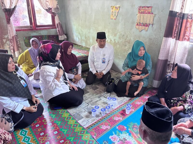 Aiman Al Faruq ( Dalam pangkuan Hj. Asmawati Sibral ), balita bocor jantung, warga Gampong Mesjid, Panteraja, akan mendapatkan perawatan lebih lanjut di RS Adam Malik Medan, Rabu (23/4/2025). Foto:Dok/Dinkes dan KB Pidie Jaya.