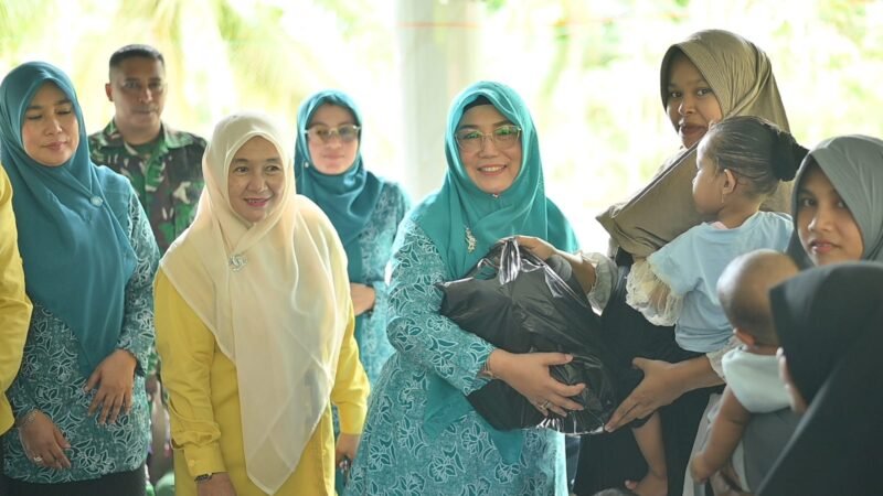 Ketua TP-PKK Kabupaten Pidie Jaya Ny. Asmawati Sibral turut di dampingi Kepala Kepala Perwakilan BKKBN Aceh , Safrina Salim, S.K.M., M.Kes dan Kepala Dinas Kesehatan dan KB Pidie Jaya Edy Azwar, SKM. M.Kes, di Gampong Kumba Kecamatan Bandar Dua, Pidie Jaya, Rabu (30/4/2025). Foto:Dok/Humas Prokopim Pidie Jaya 