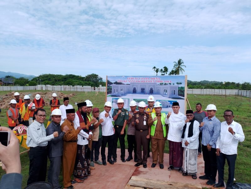 Bupati dan Wakil Bupati Pidie Jaya, Foto bersama unsur Forkompinda usai melaksanakan peletakan batu pertama pembangunan gedung utama MTQ ke 37 tahun 2025, Komplek Cot Trieng, Meureudu, Senin ( 14/4/2025). Foto:Dok/Muhammad Rissan 