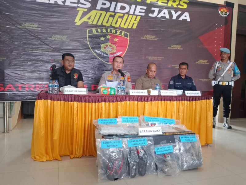 Kapolres Pidie Jaya, AKBP Ahmad Pasaribu, SH., S.I.K., MH., dalam konferensi pers bersama awak media terkait kasus penemuan mayat di Gampong, Muko Baroeh, Kecamatan Bandar Dua, Pidie Jaya, Kamis ( 17/4/2025).Foto:Dok/ Muhammad Rissan 