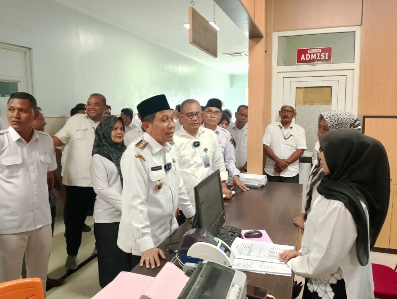 Bupati Pidie Jaya, Tgk. H. Syibral Malasyi, MA. S.Sos. ME ( Peci Hitam ) berbincang bincang dengan petugas Administrasi RSUD. Meureudu, Rabu (23/4/2025). Foto:Dok/ Muhammad Rissan.