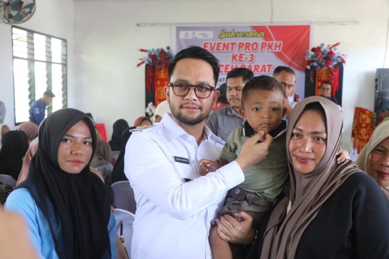 Doa Penyandang Tunanetra di Meulaboh Dikabulkan, Wakil Bupati Serahkan Al-Qur’an Braille Langsung ke Rumah. Foto: Diskominsa Aceh Barat